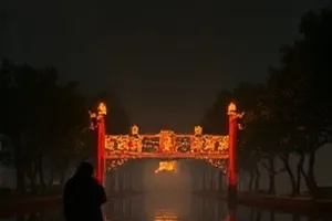 《镜中客厅》封面，客厅整面镜子映出空着的沙发