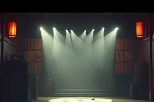 《雨季不打烊》封面，雨夜街头亮着灯的小店门牌
