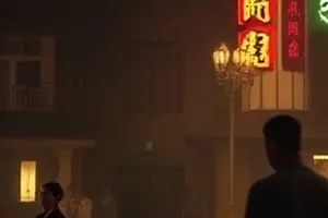 《星期三的厨房》封面，傍晚厨房里三口人围坐的餐桌