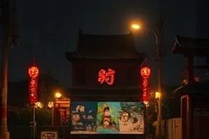 《慢轨道》封面，空间站舷窗外缓慢划过的补给舱