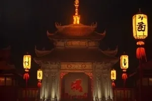 《午夜巴士站》封面，深夜站牌下只剩一盏顶灯